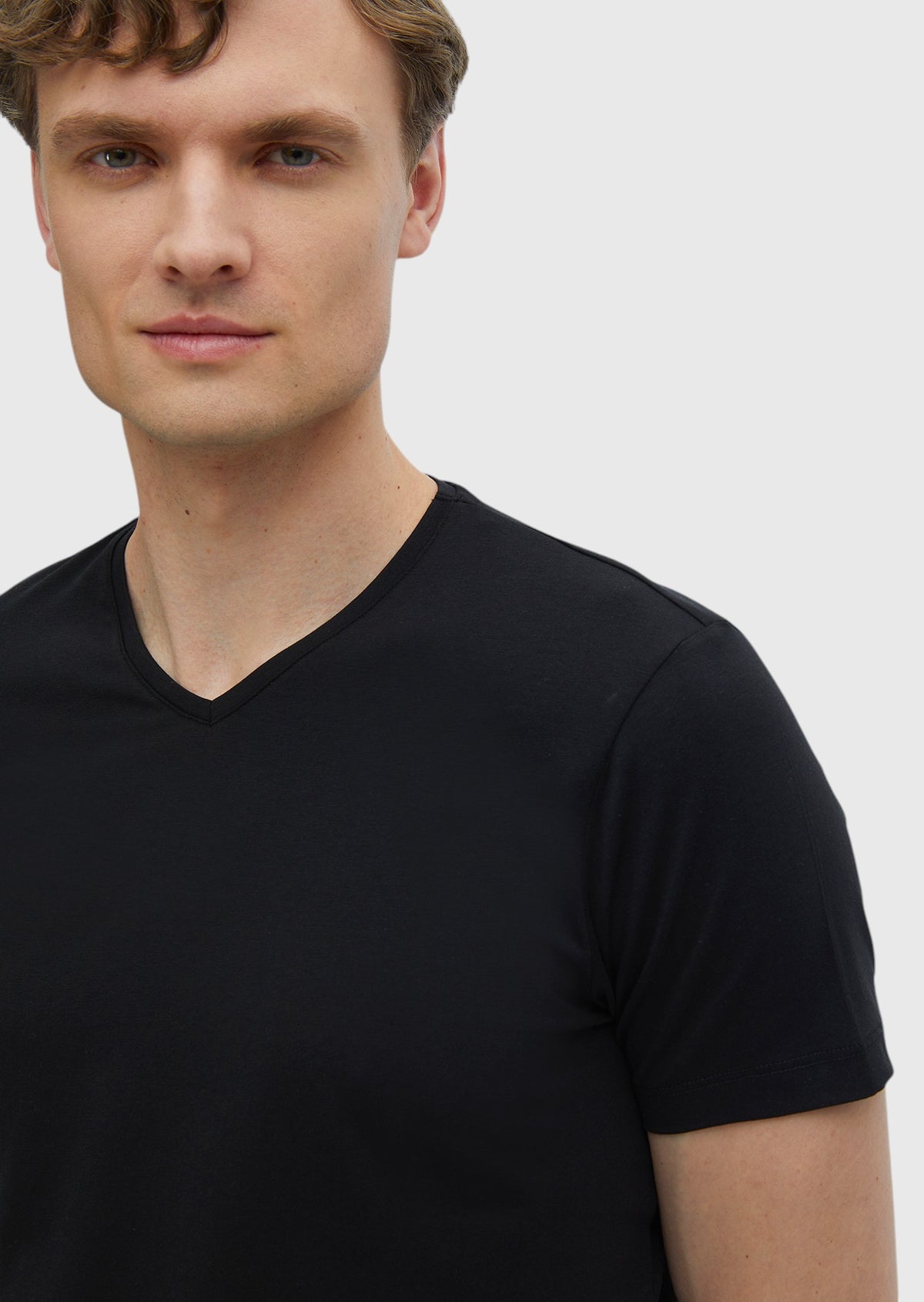 Siyah Düz V Yaka Pamuk Karışımlı T-Shirt