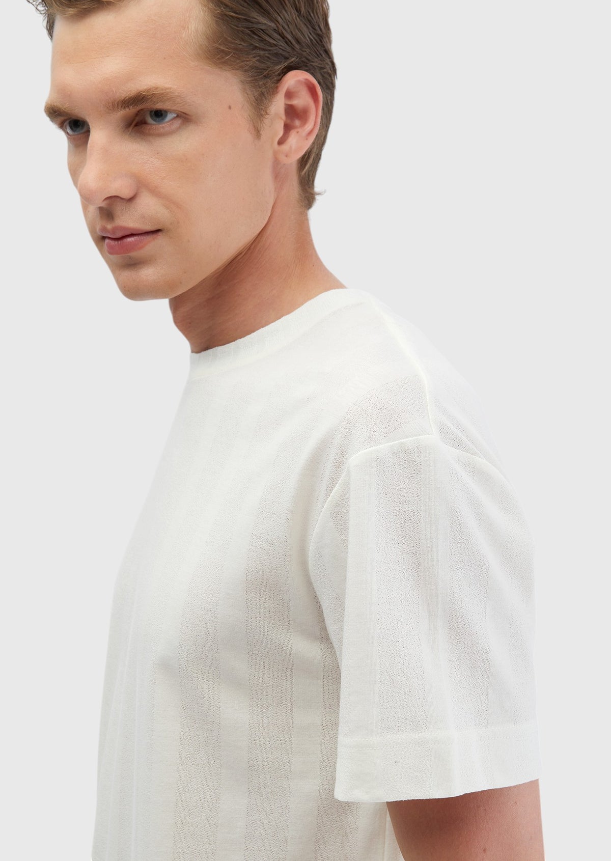Ekru Jakarlı Bisiklet Yaka %100 Pamuk T-Shirt